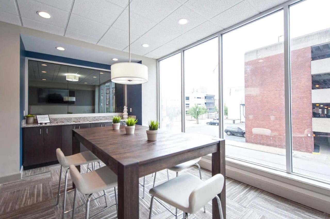 Cozystays Stylish In Downtown Apartment